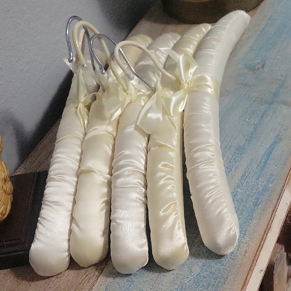 Elegant group 5 Cream Satin Padded Hangers - Picture 3 of 3